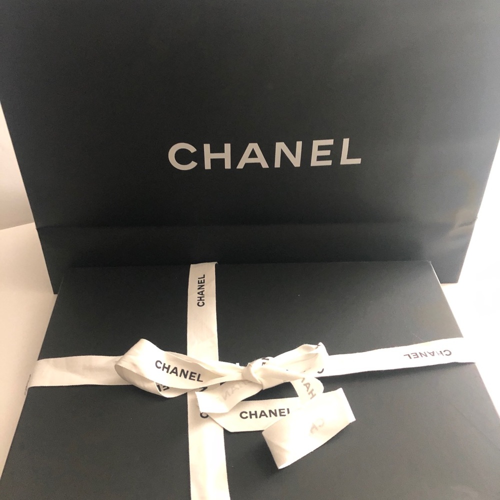 100% Authentic Chanel Boy O Case. Great Condition - Picture 8 of 8